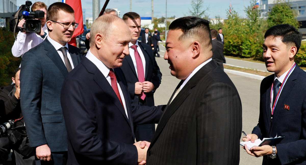 Vladimir Putin le da la mano al líder de Corea del Norte, Kim Jong Un durante una reunión en el cosmódromo de Vostochny, en el extremo oriental de la región de Amur, Rusia.