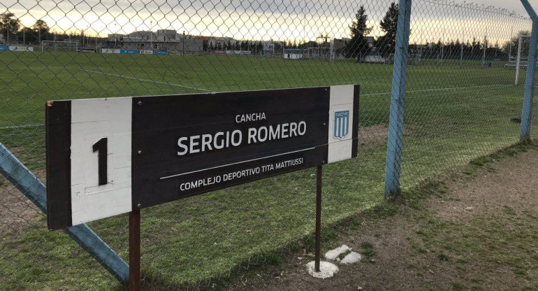 La cancha 1 del predio Tita Mattiussi lleva el nombre de Sergio Romero. Foto: X.