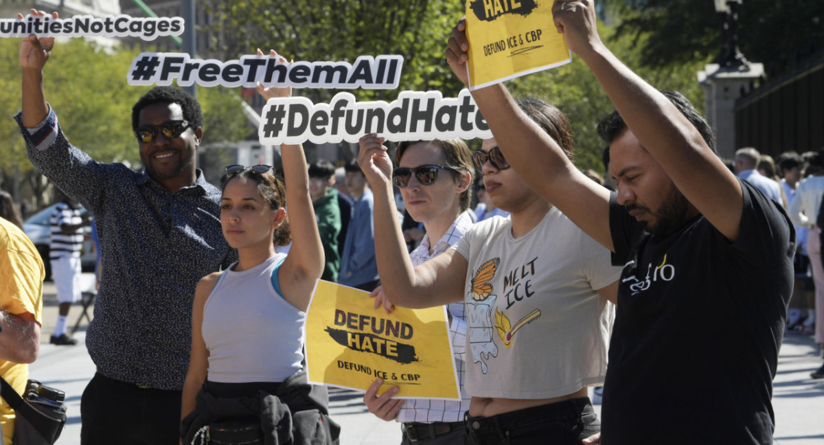 Inmigrantes y activistas protestan contra la política migratoria del presidente Joe Biden. Foto: EFE