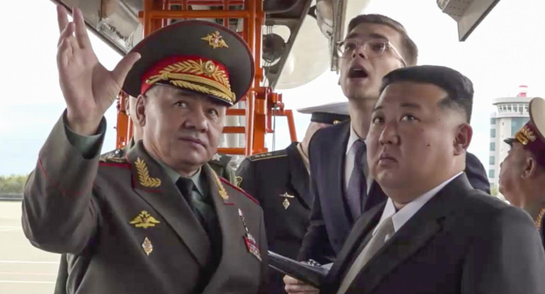 Kim Jong Un junto a Serguéi Shoigú, ministro de Defensa de Rusia. Foto: EFE.