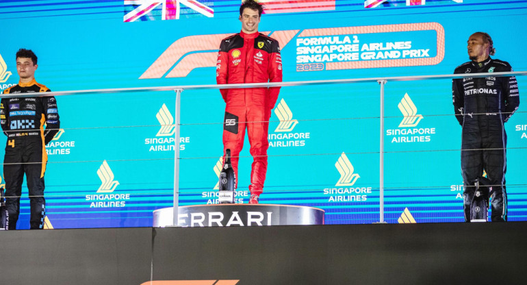 Sainz conquista el GP de Singapur y termina con la racha ganadora de Verstappen. Foto: EFE.