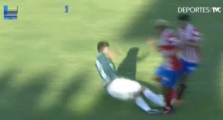 La patada con la que el jugador hondureño lesionó a dos jugadores del equipo contrario. Foto: Twitter