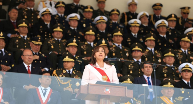 La presidenta de Perú, Diana Boluarte, con el ejército peruano. Foto: Reuters.
