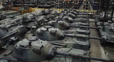 Depósito con tanques de guerra Leopard. Foto: NA.