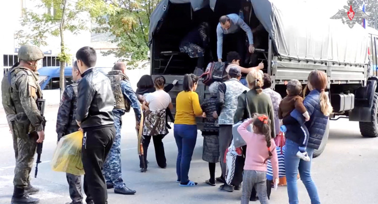 Civiles evacuados en Nagorno Karabaj. Foto: Reuters.