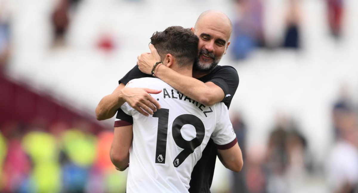 Pep Guardiola y Julián Álvarez. Foto: EFE.