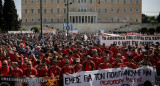 Miles de trabajadores se manifiestan durante una huelga de 24 horas contra los planes gubernamentales de reforma laboral. Foto: Reuters.