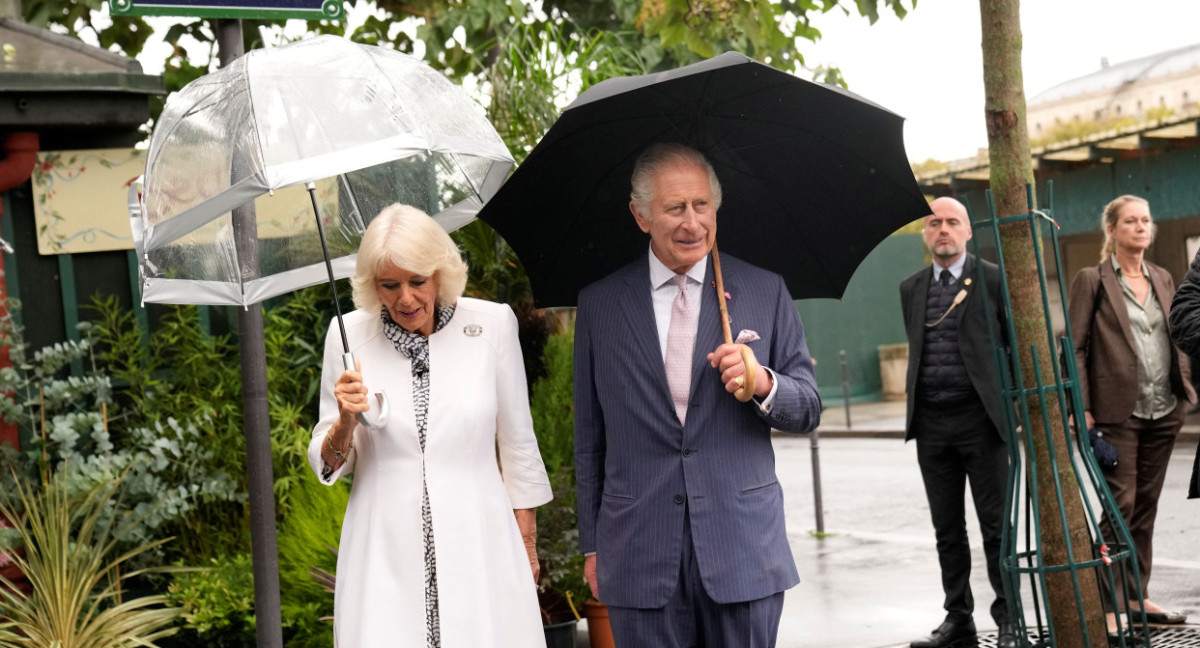 Rey Carlos III y su esposa en Francia. Foto: Reuters.