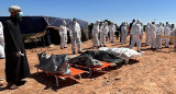 Equipos de rescate frente a cadáveres de víctimas. Foto: EFE