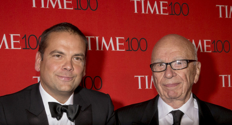 Rupert Murdoch (derecha) y Lachlan Murdoch durante una gala de la revista TIME en 2015. Foto: REUTERS
