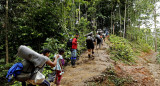 Migrantes cruzando la frontera en el Darién. Foto: EFE