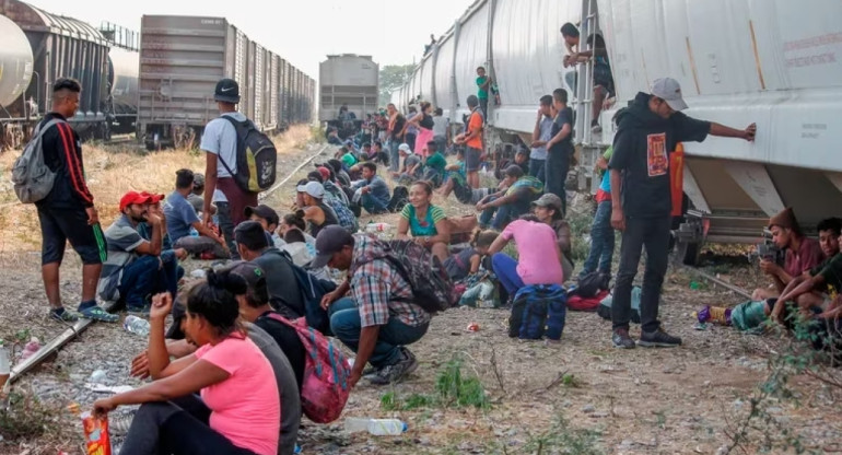 Migrantes esperando subir a los trenes de carga para llegar a la frontera con Estados Unidos. Foto: EFE