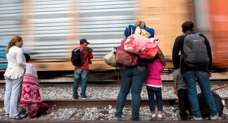 Migrantes esperando subir a los trenes de carga para llegar a la frontera con Estados Unidos. Foto: EFE