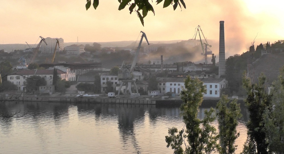 El humo se eleva desde uno de los astilleros que al parecer fue alcanzado por un ataque con misiles ucranianos en Sebastopol, Crimea. Foto: Reuters.