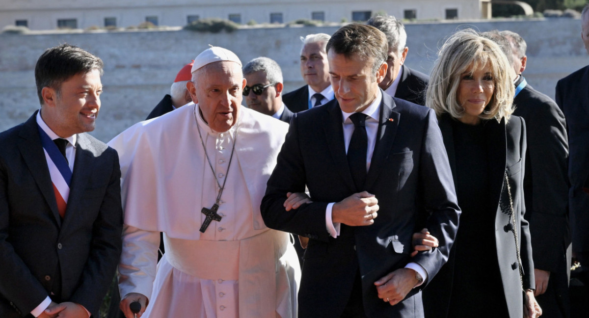 Papa Francisco junto a Emmanuel Macron en Marsella. Foto: EFE.