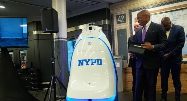 Robot policía en Nueva York. Foto: EFE
