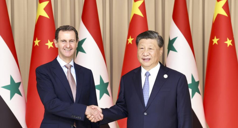El presidente chino, Xi Jinping (derecha), le da la mano al presidente sirio, Bashar al-Assad, en Hangzhou, China. Reuters