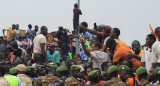 Nigerianos se reúnen frente al cuartel general del ejército francés, en apoyo a los soldados golpistas y para exigir la salida del ejército francés, en Niamey, Níger. Foto: Reuters