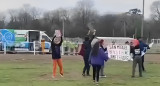 Manifestantes con pancartas. Foto: captura de pantalla Vía Szeta en X (Twitter).