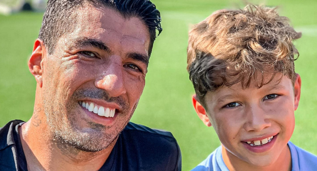 Luis Suárez junto a su hijo Benjamín. Foto: Instagram/luissuarez9.