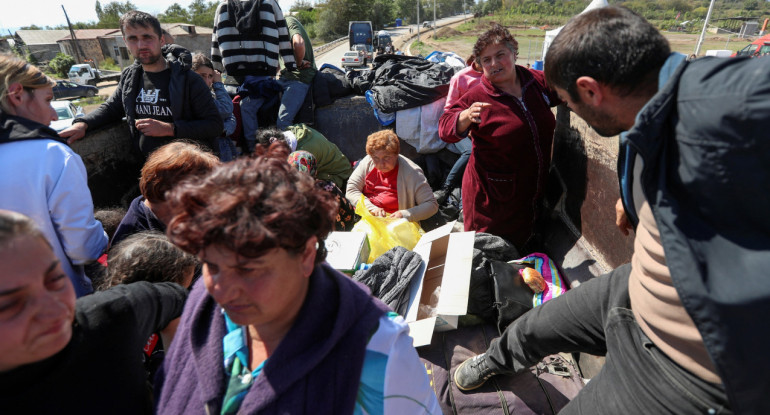 Civiles que emigran de Nagorno Karabaj. Foto: Reuters.