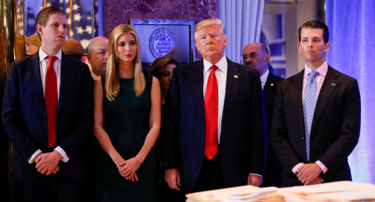 Donald Trump junto a sus tres hijos. Foto: Reuters.