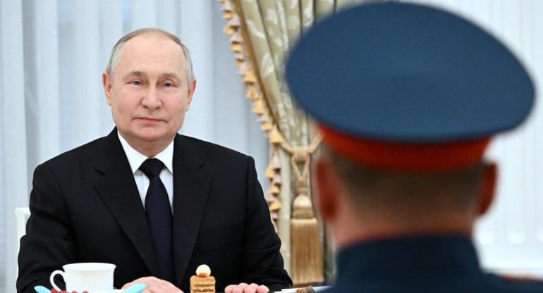 Vladimir Putin con altos mandos militares de Rusia. Foto: REUTERS.