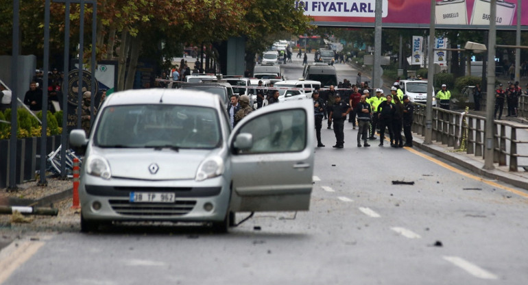 La camioneta usada para el atentado contra el Ministerio del Interior en Ankara. Foto: Reuters.