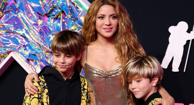Shakira junto a sus hijos. Foto: Reuters.