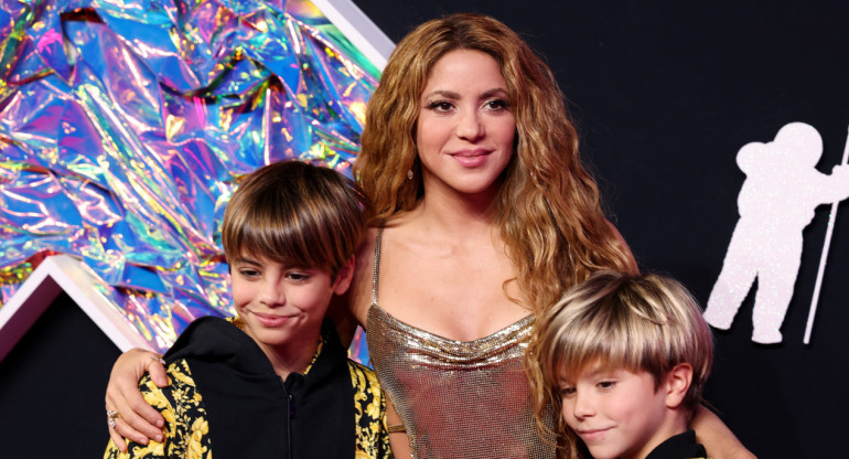 Shakira junto a sus hijos. Foto: Reuters.