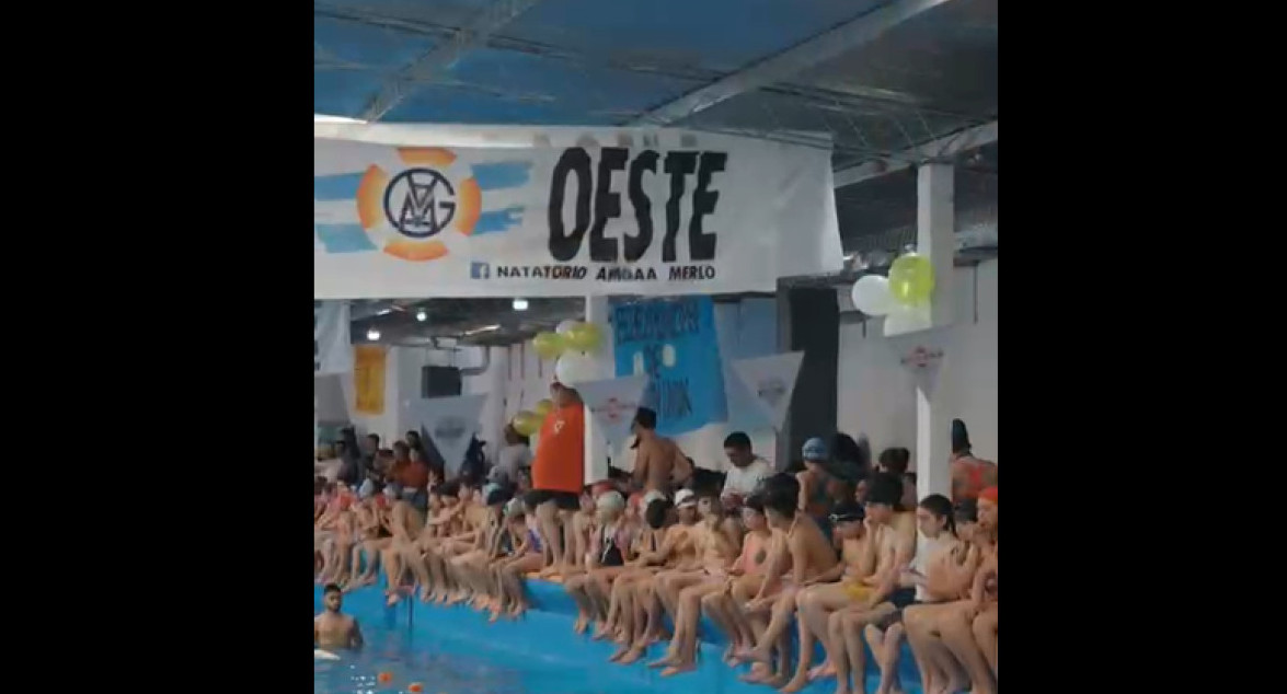 Gustavo Menéndez encabezó encuentro de escuelas de natación en Merlo. Foto: Captura de video.
