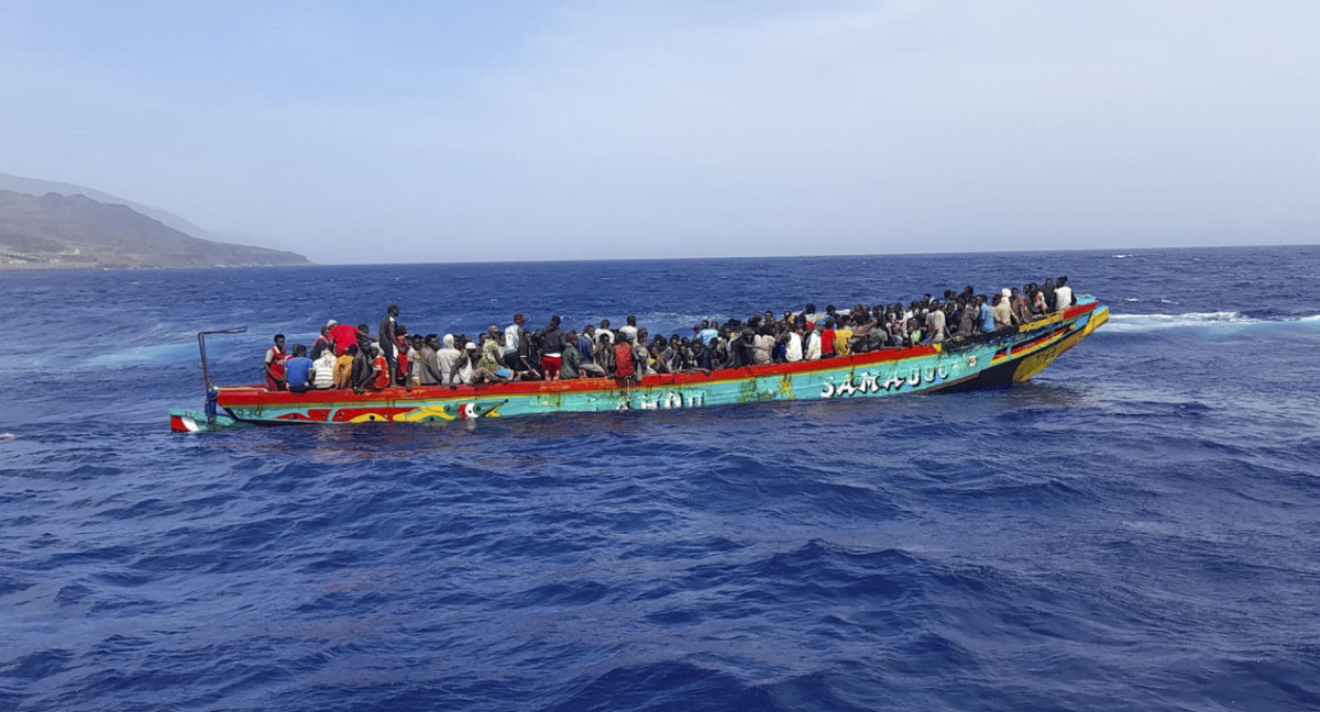Embarcación con 280 personas a bordo. Foto: EFE