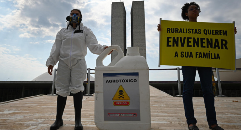 Activistas de Greenpeace participan en una protesta contra el uso de pesticida. EFE.