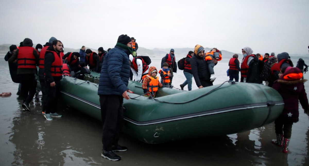 Migrantes llegando a las costas de Reino Unido a través del Canal de la Mancha. Foto: Reuters.