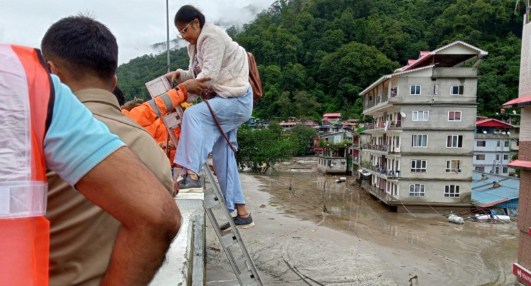Desborde e inundaciones en Sikkim,India. Foto: EFE.