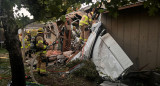 Los bomberos trabajando en la casa donde cayó la avioneta. Foto: Tualatin Valley Fire and Rescue