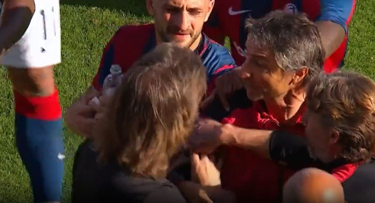 La insólita pelea de Rubén Darío Insúa con un ayudante de Newells. Foto: captura de video.