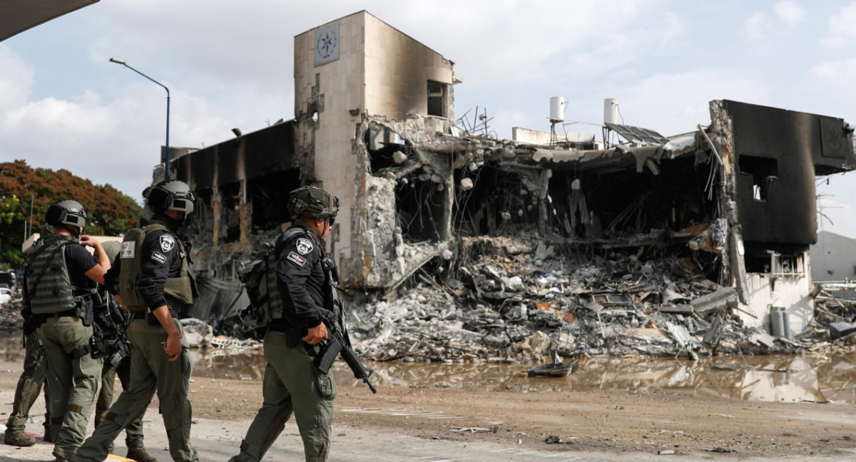 Las fuerzas israelíes patrullan frente a la comisaría de policía destruida que estaba controlada por militantes de Hamas en la ciudad sureña de Sderot, cerca de la frontera con Gaza, Israel, 8 de octubre de 2023.