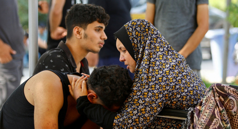 Familiares de víctimas israelíes tras ataque en Gaza. Foto: Reuters.