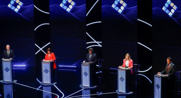 Los cinco candidatos en el segundo debate presidencial. Foto: NA.