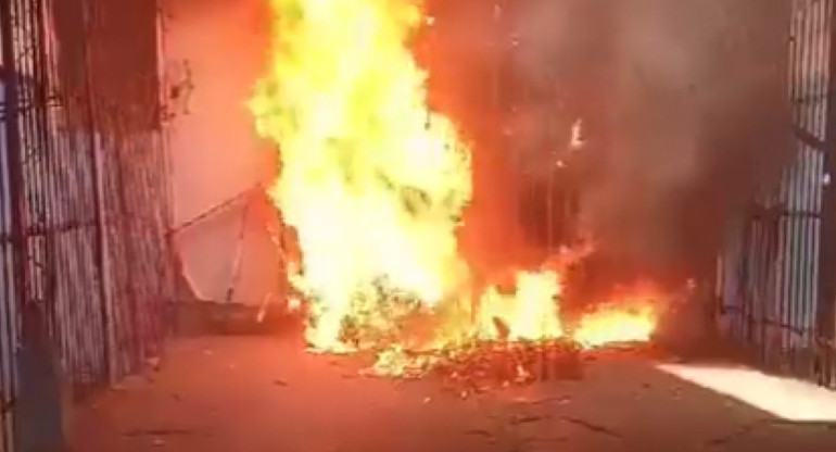 Internos queman objetos en forma de protesta. Foto: Twitter @agparaguay