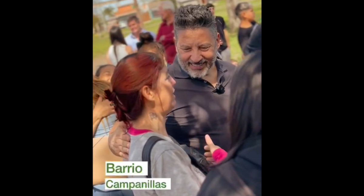 Gustavo Menéndez encabezó recorrida por el barrio Campanillas de Merlo. Foto: Captura de video.