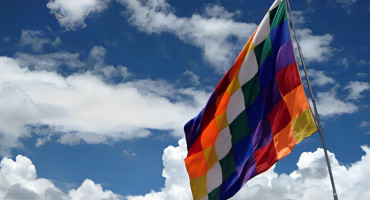 La bandera Wiphala es el símbolo de los pueblos originarios. Foto: telegrafo.com.