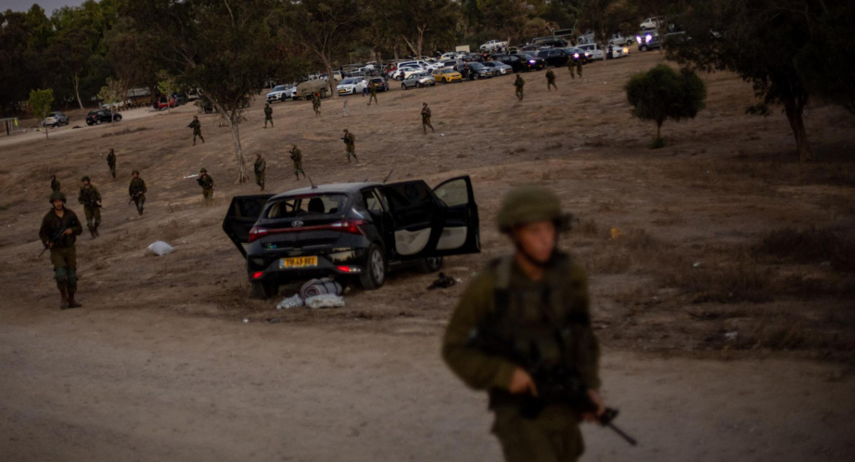 Soldados israelíes patrullan la zona del ataque de Hamas en el festival de música. Foto: EFE