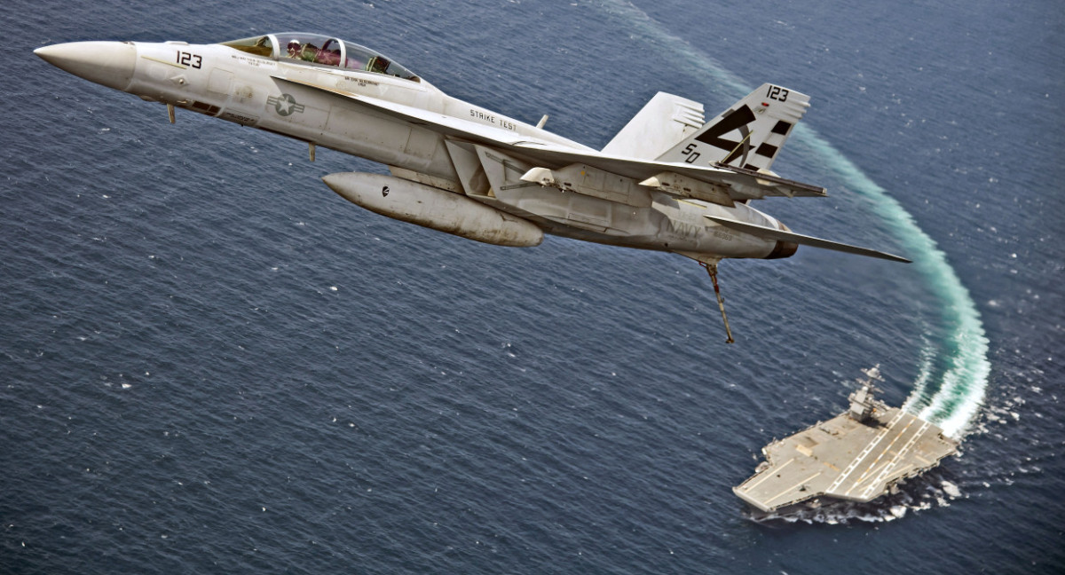 Un  Super Hornet despega del USS Gerald R. Ford; ayuda enviada de EEUU a Israel. Foto: Reuters.