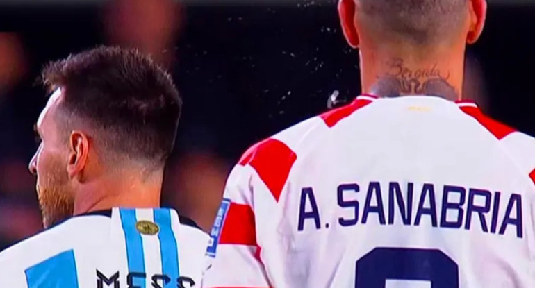 Cruce entre Sanabria y Messi en el encuentro entre Argentina y Paraguay por Eliminatorias. Foto: Captura de video.