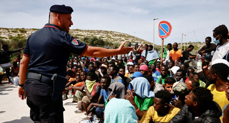 Llegada de migrantes a Lampedusa, al sur de Italia. Foto: Reuters.