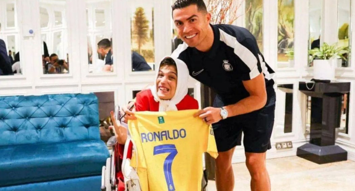 Cristiano Ronaldo junto a la pintora iraní Fátima Hamami. Foto: Instagram @fatemehamami.