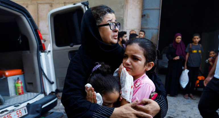 Palestinos afectados por los bombardeos de Israel en Gaza. Foto: REUTERS.