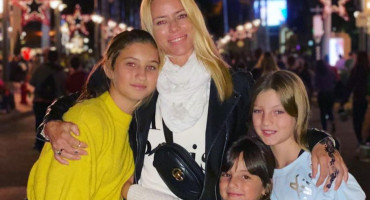 Nicole Neumann junto a sus hijas. Foto: Instagram.